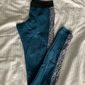 Nike Yoga Leggings / NEW 🤩